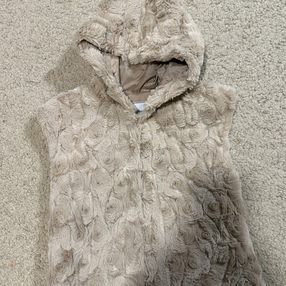 Girls faux fir hooded vest - Picture 1 of 10